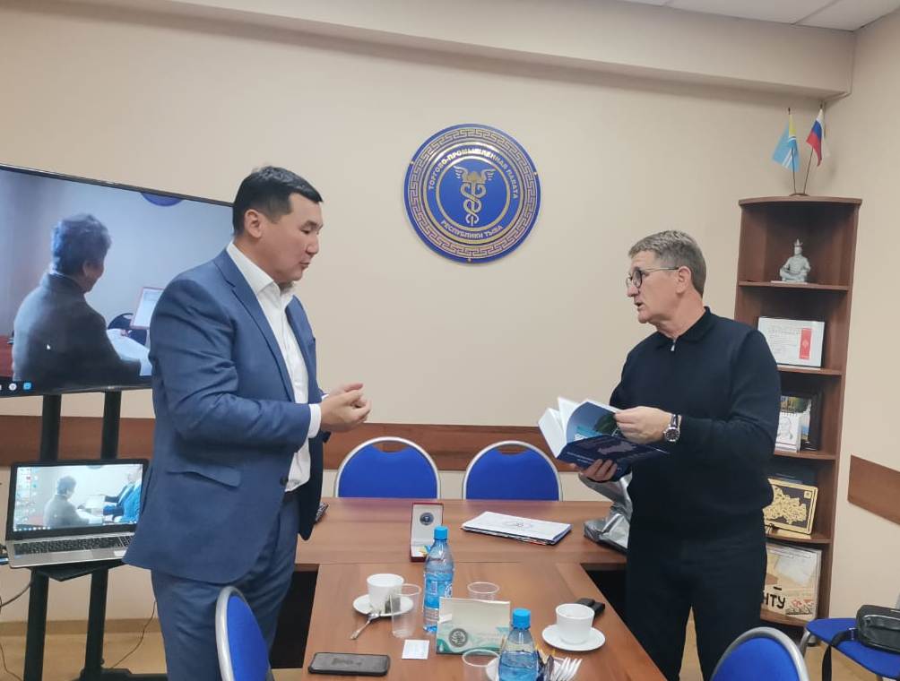 Борис Чесноков передал издание «Практика деятельности Алтайской торгово-промышленной палаты» коллегам для возможного использования в работе Борис Чесноков передал издание «Практика деятельности Алтайской торгово-промышленной палаты» коллегам для возможного использования в работе