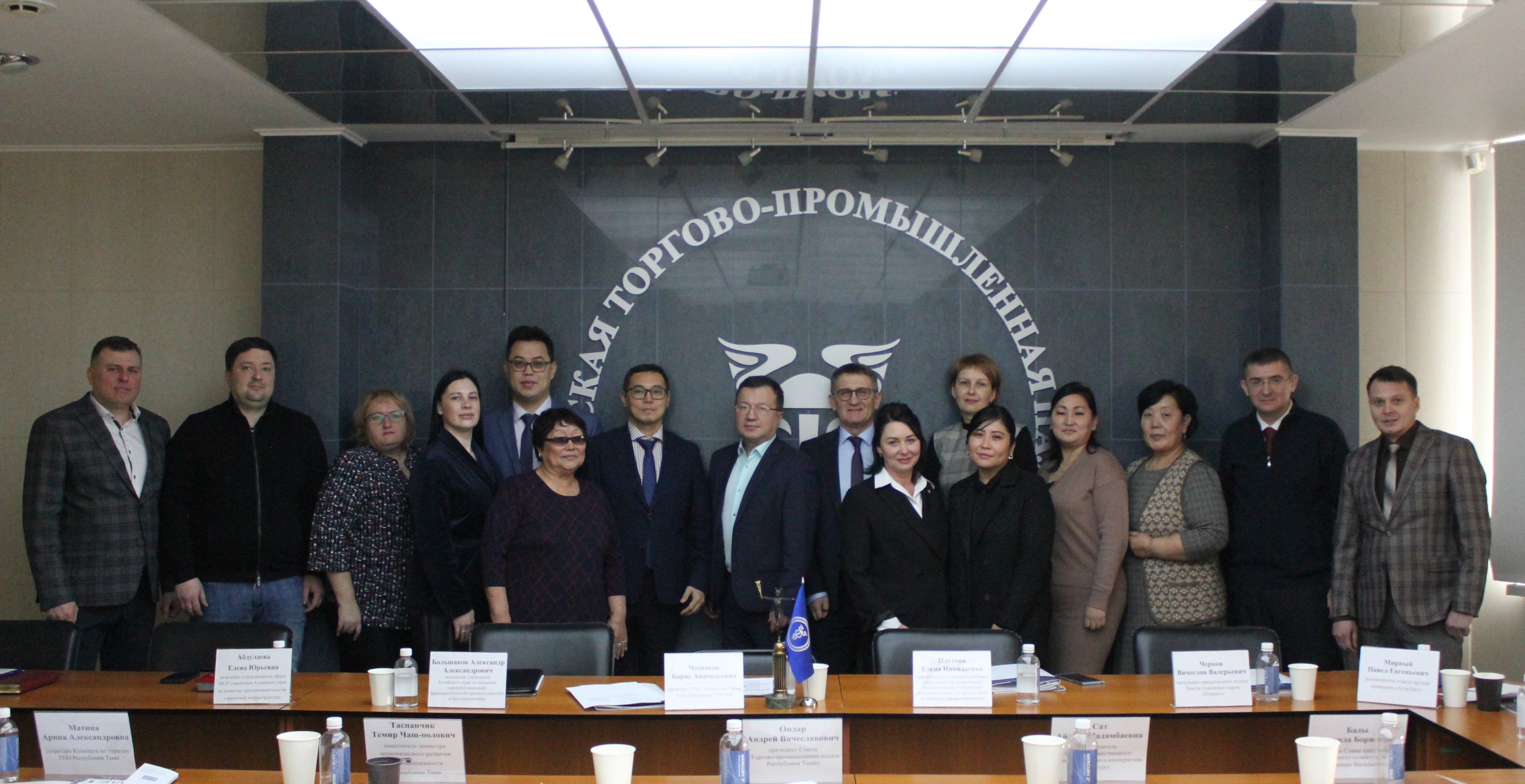 Общая фотография участников деловой встречи Общая фотография участников деловой встречи