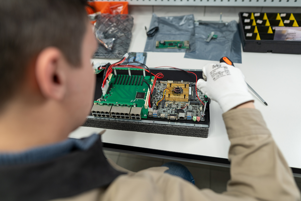 2025 г. Работа сотрудников сервисного центра 2025 г. Работа сотрудников сервисного центра