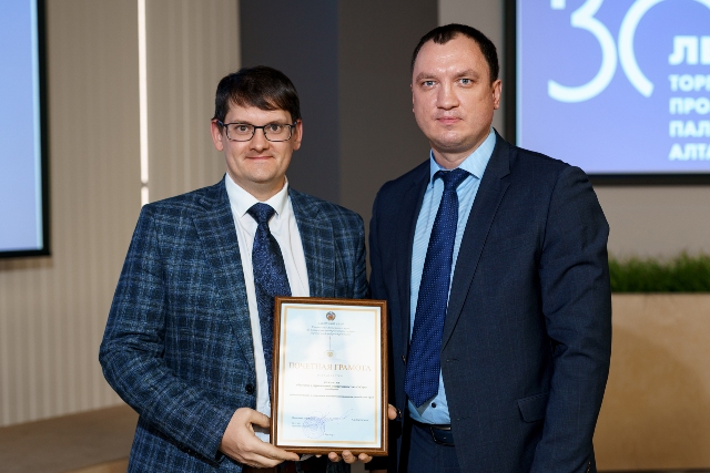 Исполнительный директор ООО "СиСорт" Виталий Савинков, начальник управления Алтайского края по развитию предпринимательства и рыночной инфраструктуры Александр Евстигнеев Исполнительный директор ООО "СиСорт" Виталий Савинков, начальник управления Алтайского края по развитию предпринимательства и рыночной инфраструктуры Александр Евстигнеев