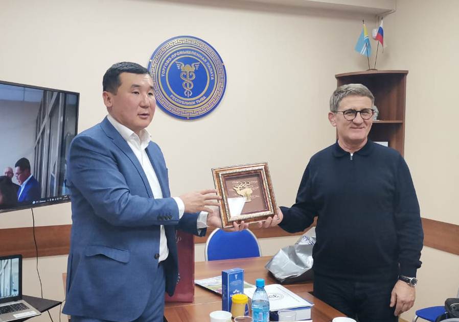 Аяс Монге, Борис Чесноков Аяс Монге, Борис Чесноков