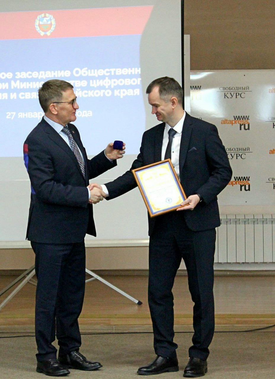 Борис Чесноков вручает награду Евгению Зрюмову Борис Чесноков вручает награду Евгению Зрюмову