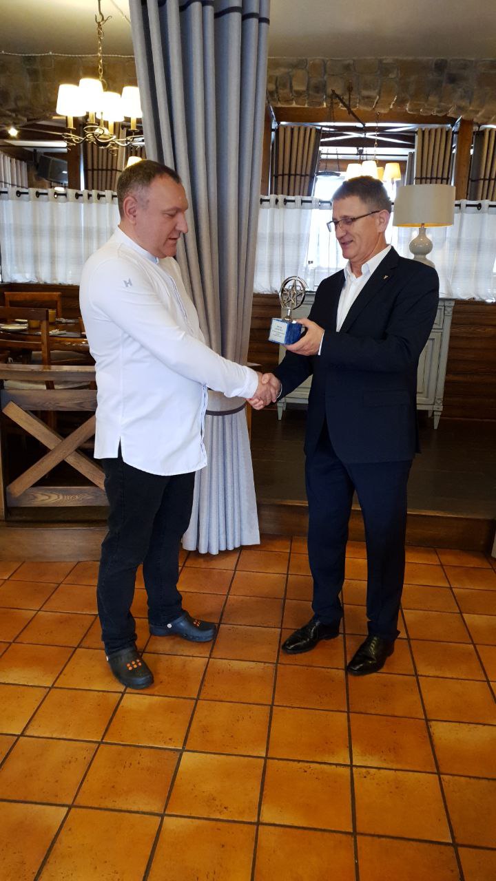 Борис Чесноков вручает Звезду качества Борис Чесноков вручает Звезду качества