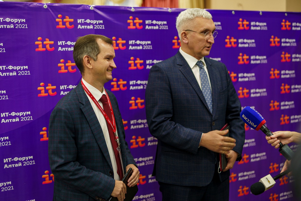 Евгений Зрюмов, министр цифрового развития и связи Алтайского края, Виталий Снесарь, заместитель Председателя Правительства Алтайского края - руководитель Администрации Губернатора и Правительства Алтайского края (слева направо) Евгений Зрюмов, министр цифрового развития и связи Алтайского края, Виталий Снесарь, заместитель Председателя Правительства Алтайского края - руководитель Администрации Губернатора и Правительства Алтайского края (слева направо)